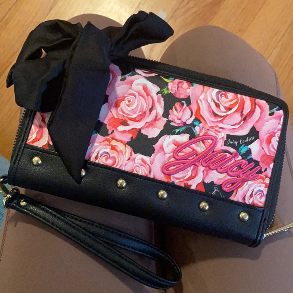 Juicy contour wristlet wallet